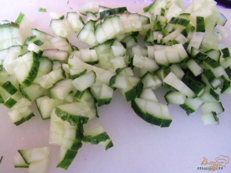 Фото приготовление рецепта: Салат с оливками и огурцом шаг №3