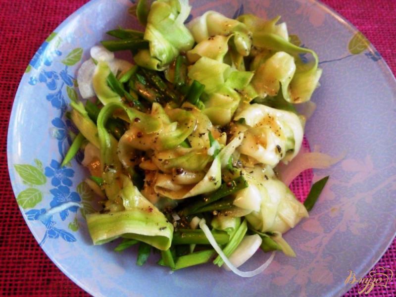 Фото приготовление рецепта: Салат из кабачков и зеленого лука шаг №4