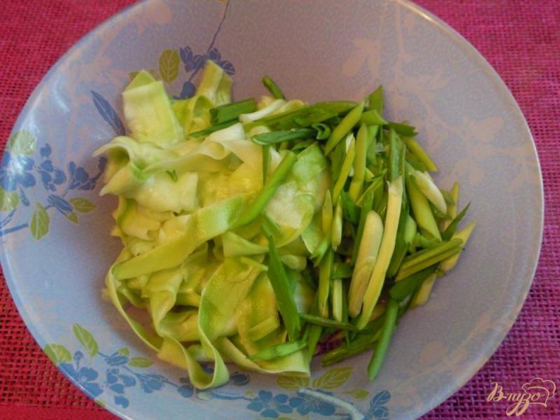 Фото приготовление рецепта: Салат из кабачков и зеленого лука шаг №2