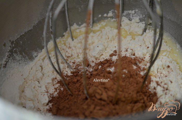 Фото приготовление рецепта: Шоколадный рулет с арахисовой начинкой шаг №2