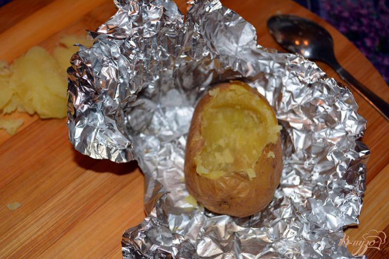 Фото приготовление рецепта: Картофель с начинкой запеченый с сыром шаг №2