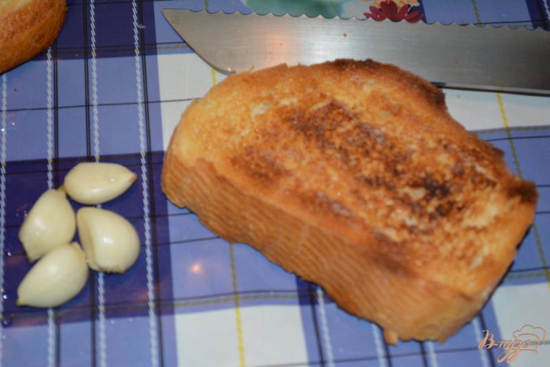 Фото приготовление рецепта: Тосты с яйцом и помидором шаг №2