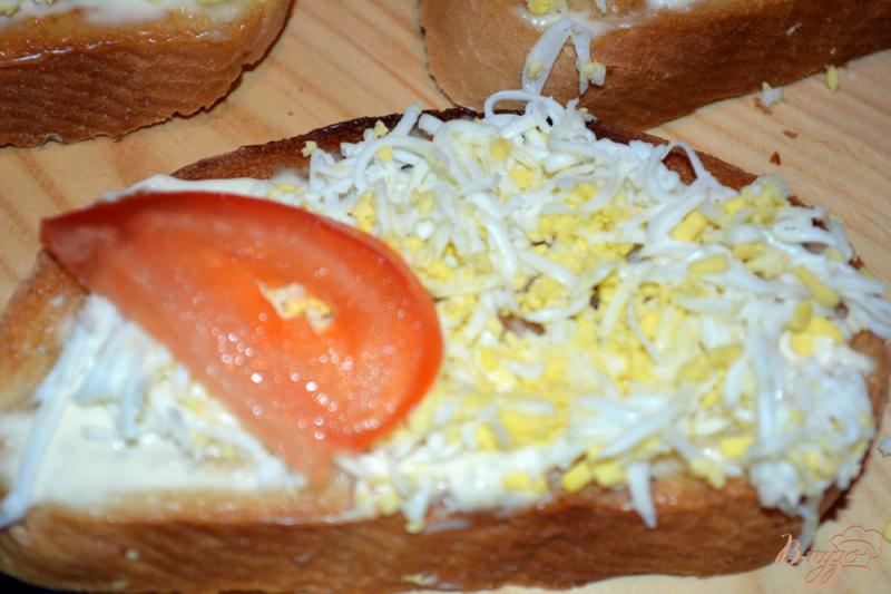 Фото приготовление рецепта: Тосты с яйцом и помидором шаг №5