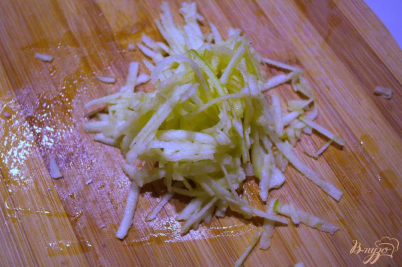 Фото приготовление рецепта: Салат с капустой, курицей и морковью шаг №4