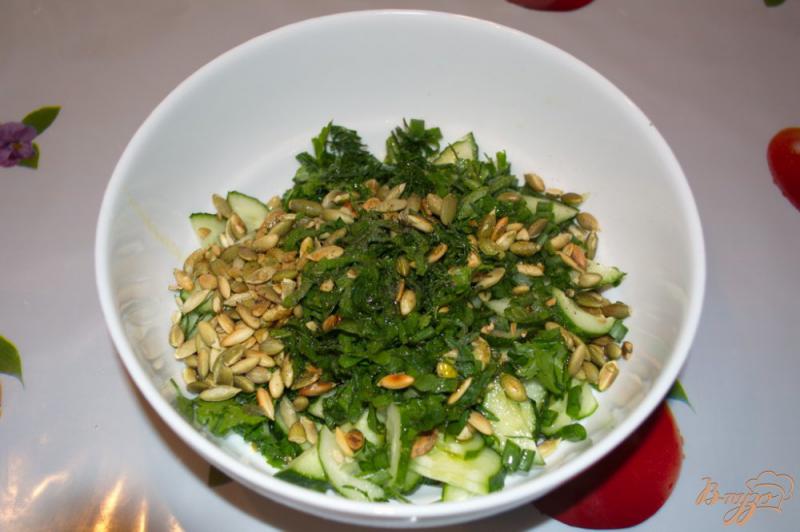 Фото приготовление рецепта: Огуречный салат с мятой и тыквенными семечками шаг №6