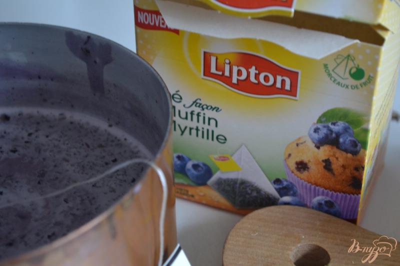 Фото приготовление рецепта: Молочно-чайное  желе с голубикой шаг №3