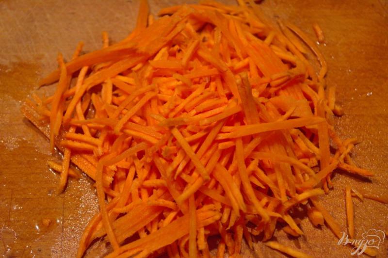 Фото приготовление рецепта: Салат с морковью и огурчиком шаг №1