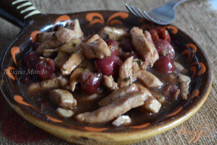 Фото приготовление рецепта: Мясо куриных грудок с вишнями шаг №5