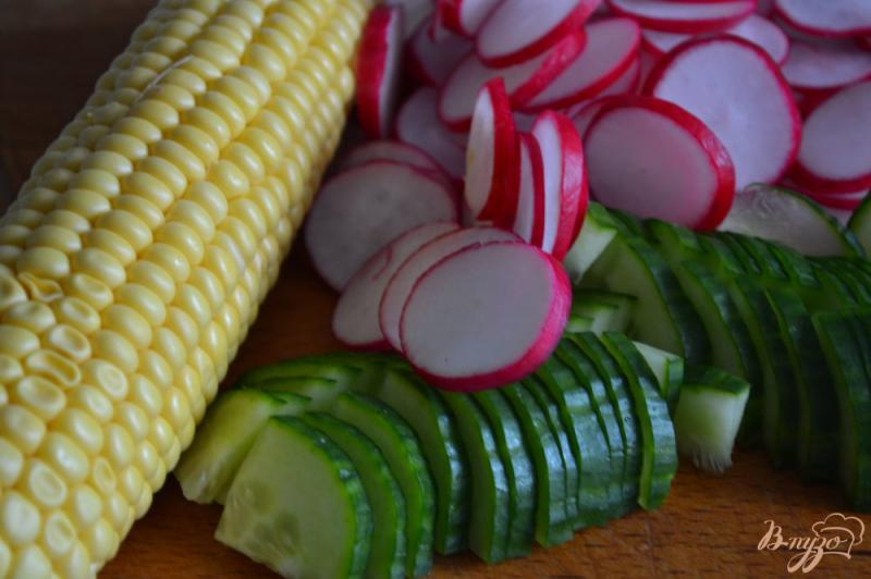 Фото приготовление рецепта: Овощной салат с рукколой и кукурузными чипсами шаг №1