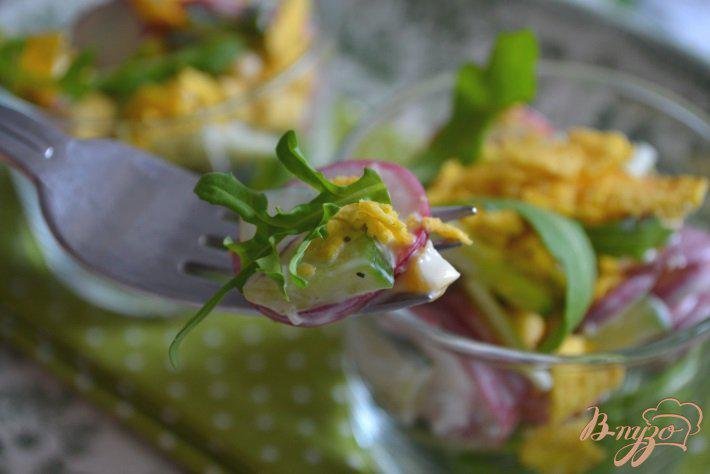 Фото приготовление рецепта: Овощной салат с рукколой и кукурузными чипсами шаг №5
