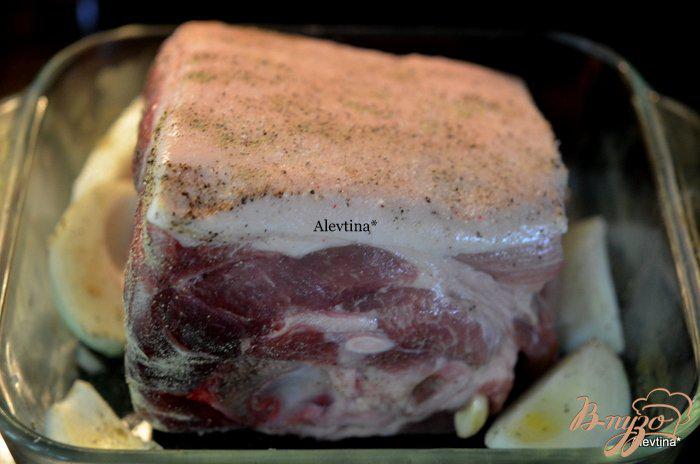 Фото приготовление рецепта: Свинина в духовке с лавровым листом шаг №2