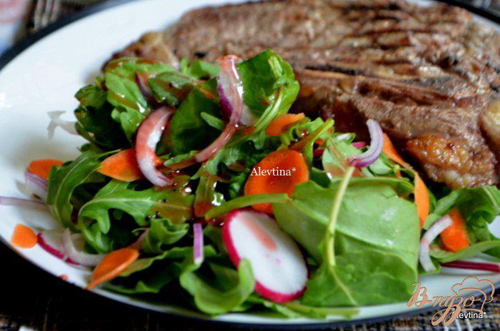 Фото приготовление рецепта: Салат с листовой капустой и овощами шаг №3