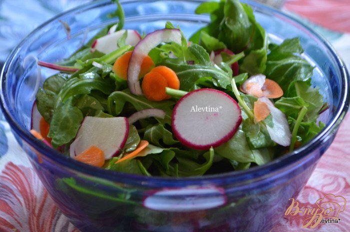 Фото приготовление рецепта: Салат с листовой капустой и овощами шаг №2