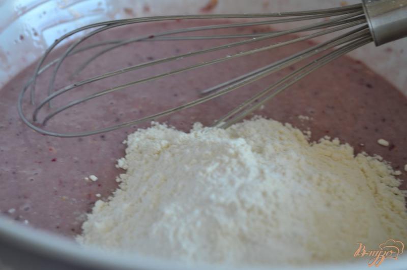 Фото приготовление рецепта: Бисквитные оладьи с ягодным конфитюром и овсом шаг №3