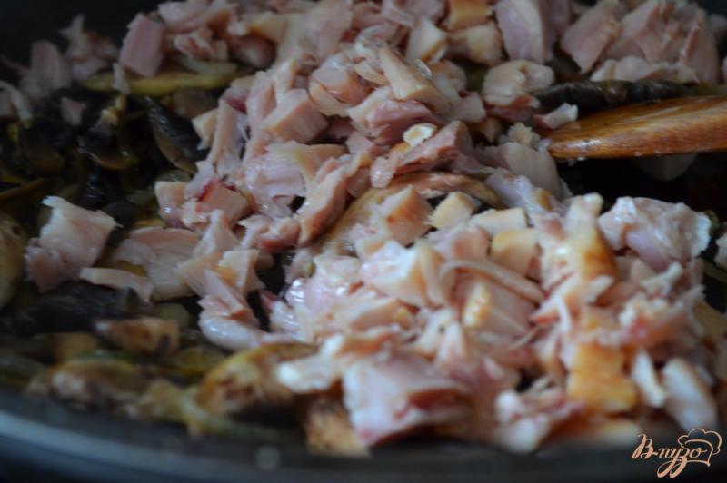 Фото приготовление рецепта: Соус к пасте из копченой курицы с шампиньонами шаг №3