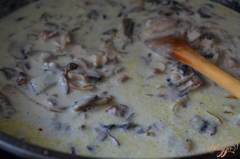 Фото приготовление рецепта: Соус к пасте из копченой курицы с шампиньонами шаг №5