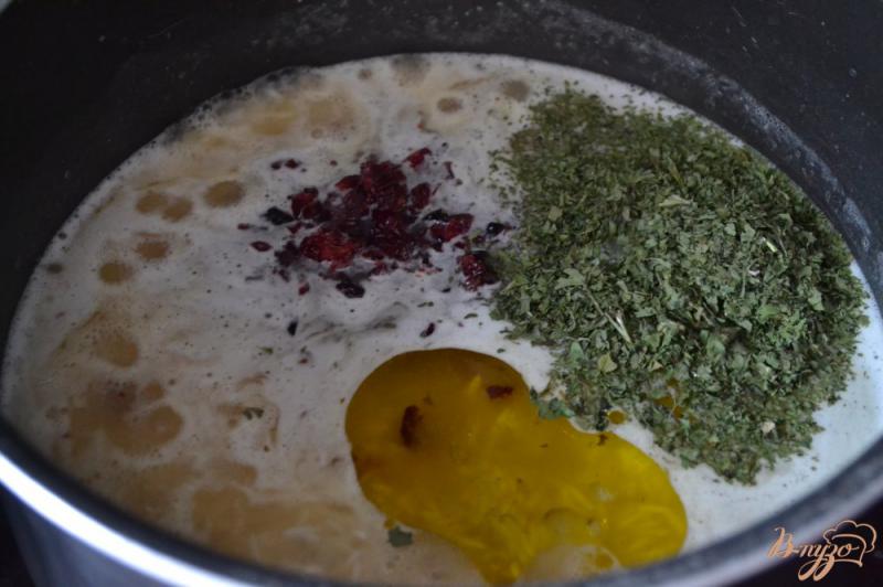 Фото приготовление рецепта: Рисовый гарнир с вяленой клюквой и кинзой шаг №2