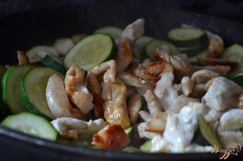 Фото приготовление рецепта: Куриное мясо с цукини в арахисовом соусе шаг №2
