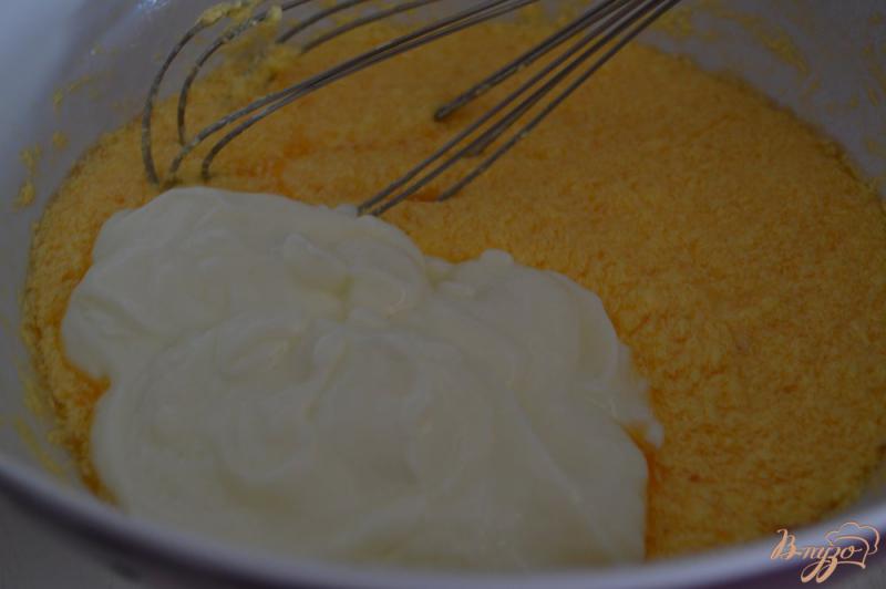 Фото приготовление рецепта: Большой сырник с клубничными конфетками шаг №3