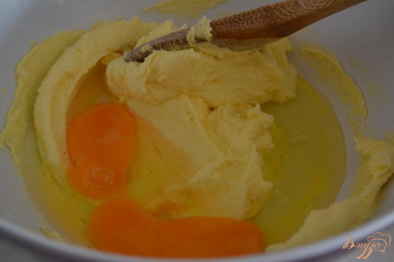 Фото приготовление рецепта: Большой сырник с клубничными конфетками шаг №2