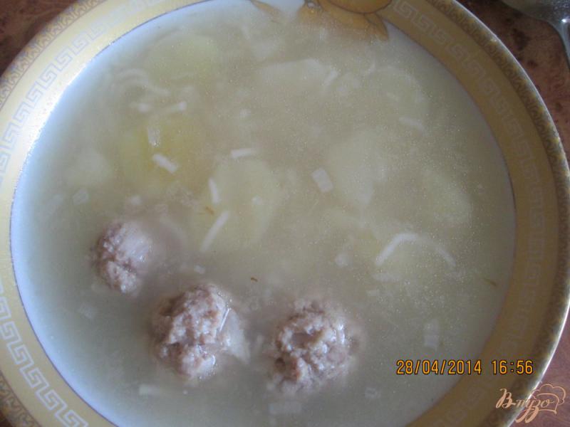 Фото приготовление рецепта: Картофельный суп с фрикадельками шаг №4