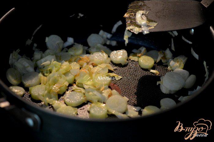 Фото приготовление рецепта: Суп с луком-порей ,с  овощами и авокадо шаг №1