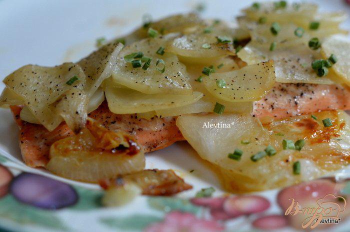 Фото приготовление рецепта: Семга с картофелем шаг №3