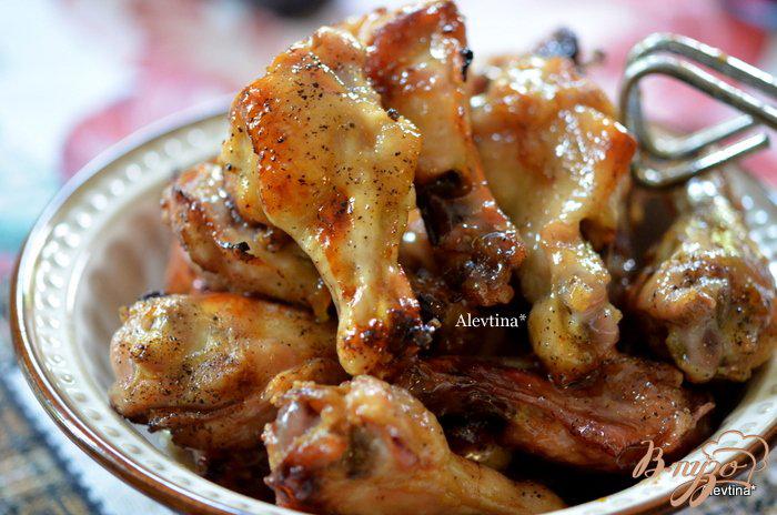 Фото приготовление рецепта: Куриные крылышки с коричневым маслом и медом шаг №3