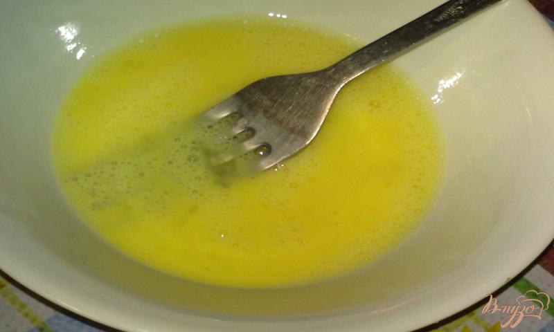 Фото приготовление рецепта: Куриный суп с яйцом шаг №4
