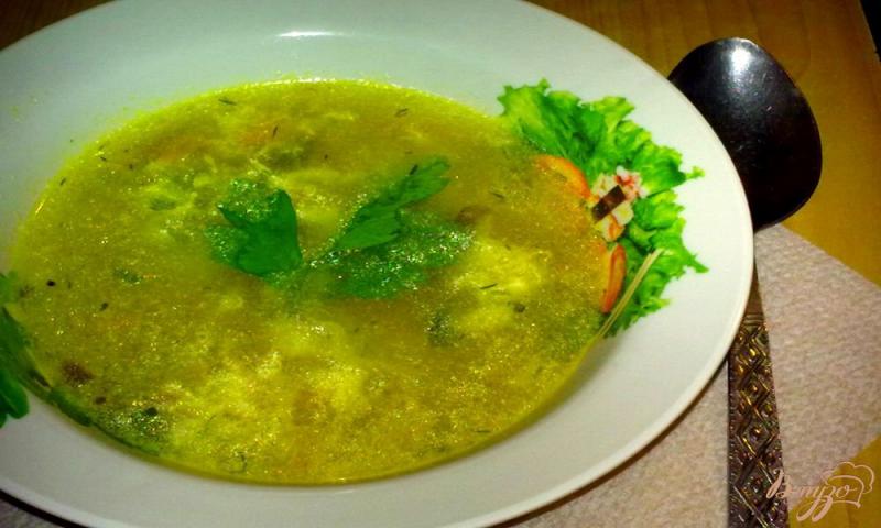 Фото приготовление рецепта: Куриный суп с яйцом шаг №7