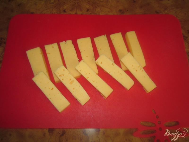 Фото приготовление рецепта: Жареный сыр с медово-горчичным соусом шаг №1