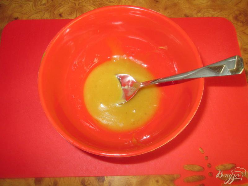 Фото приготовление рецепта: Жареный сыр с медово-горчичным соусом шаг №7