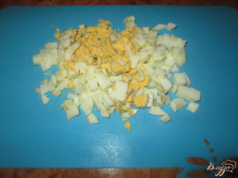 Фото приготовление рецепта: Салат с фасолью и крабовыми палочками шаг №2