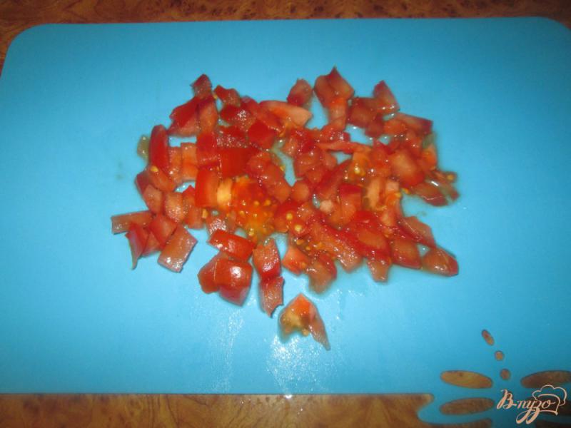 Фото приготовление рецепта: Салат с фасолью и крабовыми палочками шаг №4