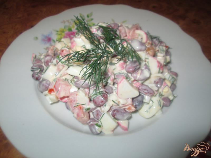 Фото приготовление рецепта: Салат с фасолью и крабовыми палочками шаг №7