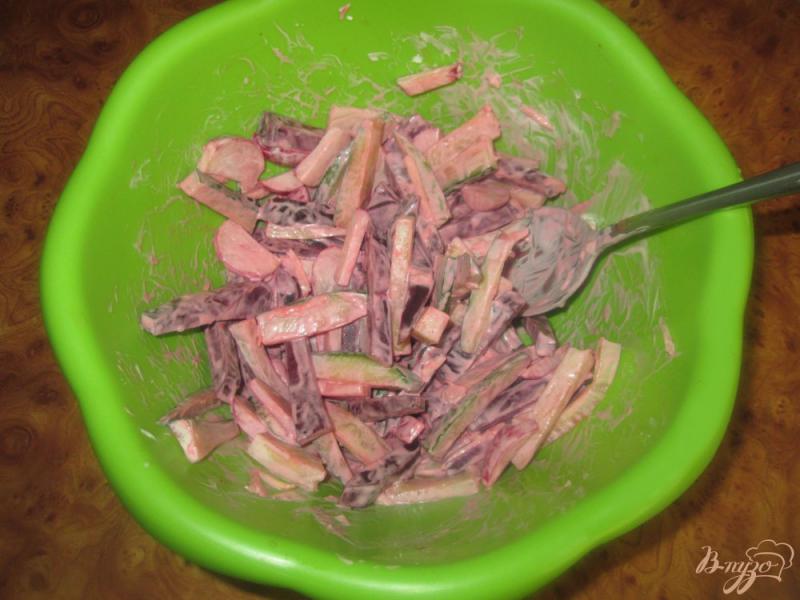Фото приготовление рецепта: Салат со свеклой, редисом и огурцом шаг №5