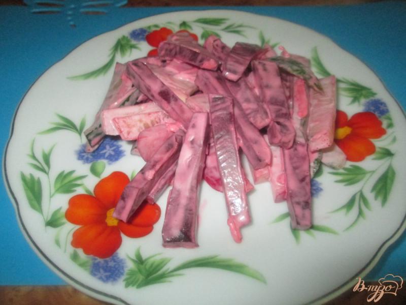 Фото приготовление рецепта: Салат со свеклой, редисом и огурцом шаг №6