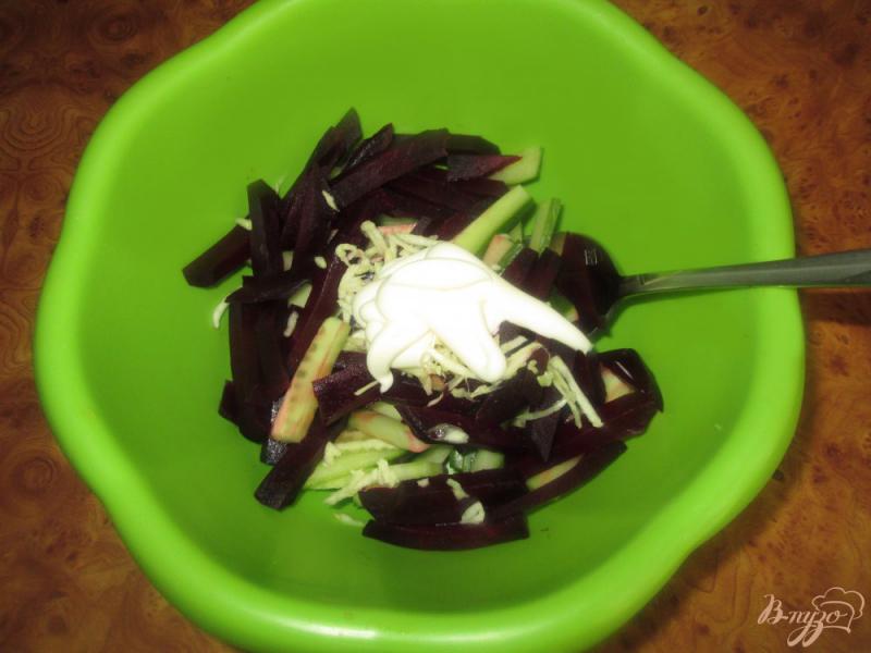Фото приготовление рецепта: Салат со свеклой, редисом и огурцом шаг №4