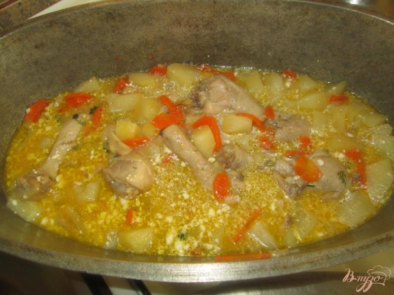 Фото приготовление рецепта: Картофель с курицей и грибами тушеные в казане шаг №7
