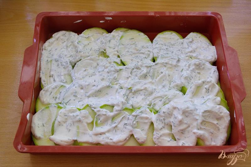 Фото приготовление рецепта: Молодые кабачки со сметаной, чесноком и сыром шаг №4