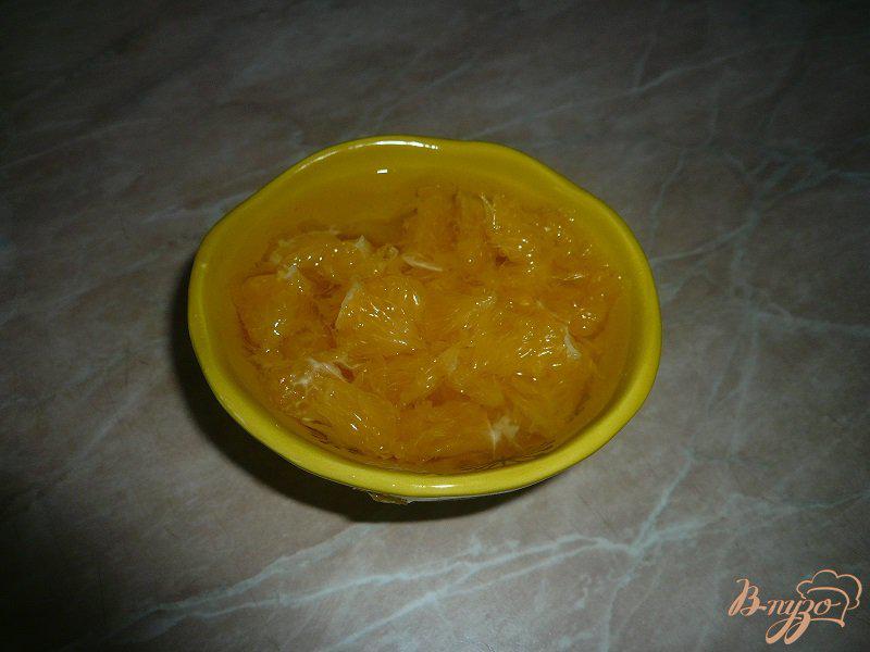 Фото приготовление рецепта: Дрожжевые блинчики с апельсином шаг №4