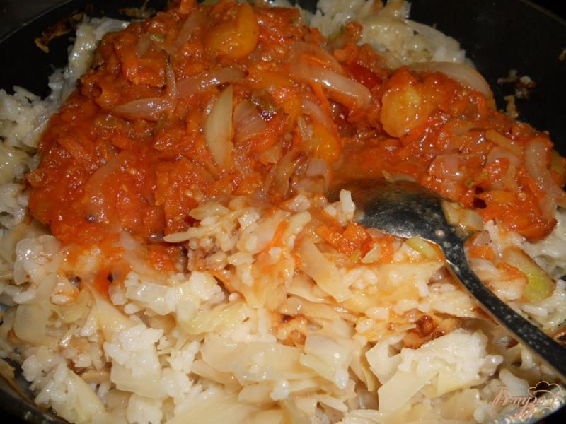 Фото приготовление рецепта: Капуста тушеная с рисом и морковью шаг №10