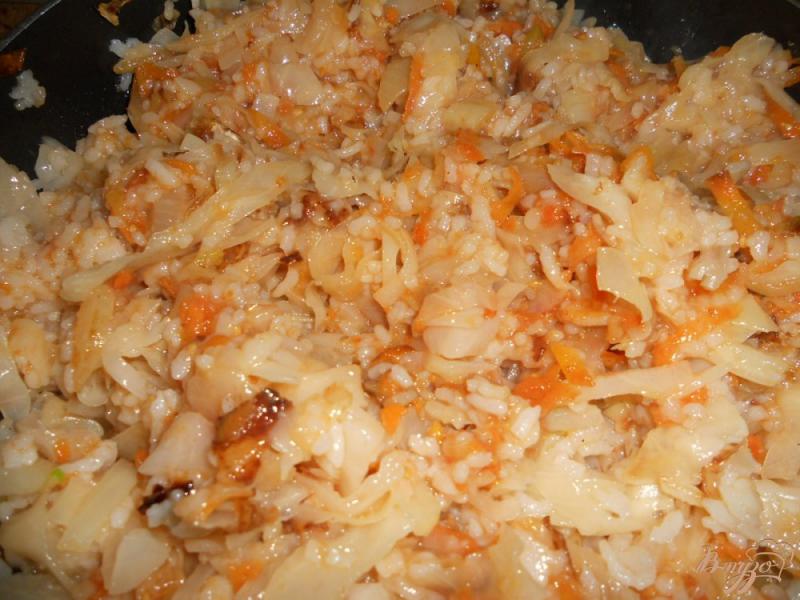 Фото приготовление рецепта: Капуста тушеная с рисом и морковью шаг №11
