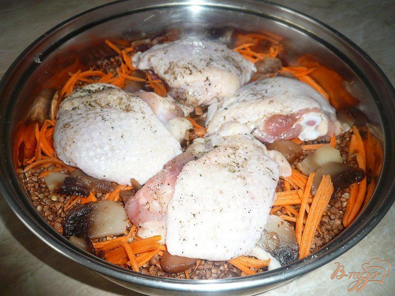 Фото приготовление рецепта: Куриные бедра запечённые с гречневой кашей шаг №6