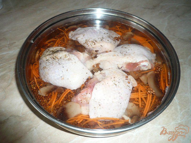 Фото приготовление рецепта: Куриные бедра запечённые с гречневой кашей шаг №7