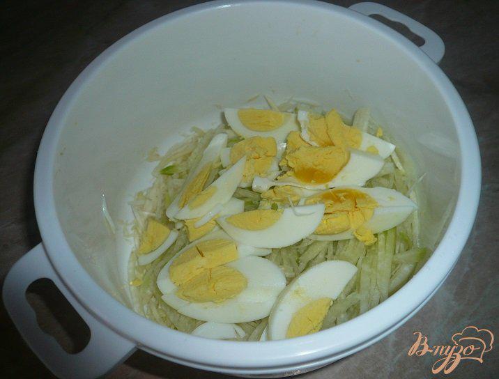 Фото приготовление рецепта: Салат из зеленой редьки и яиц шаг №3