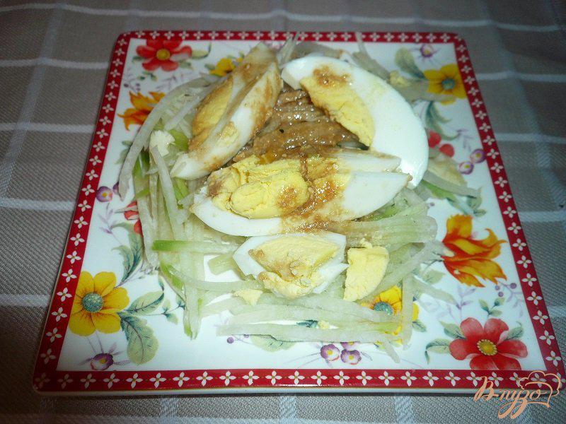 Фото приготовление рецепта: Салат из зеленой редьки и яиц шаг №5