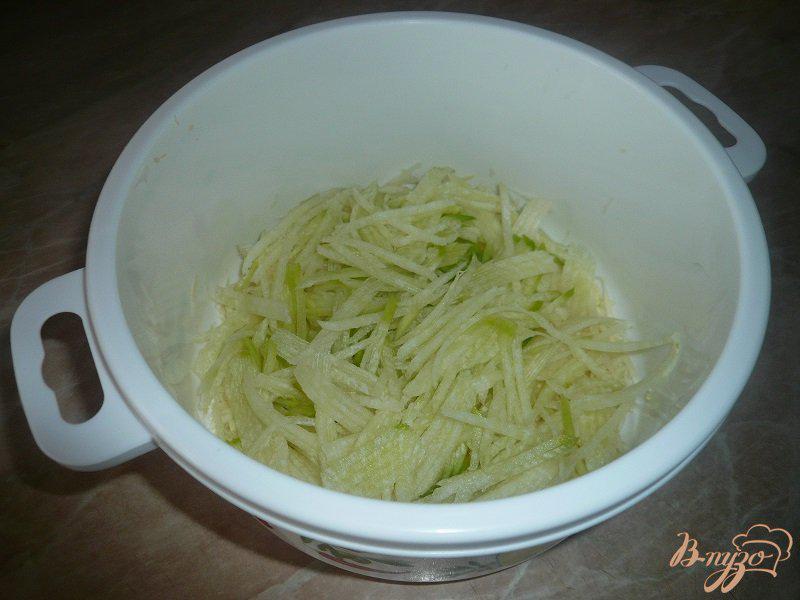 Фото приготовление рецепта: Салат из зеленой редьки и яиц шаг №2