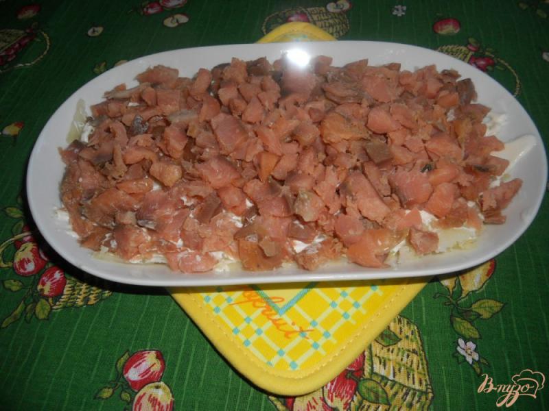 Фото приготовление рецепта: Салат с копченой горбушей слоеный шаг №6