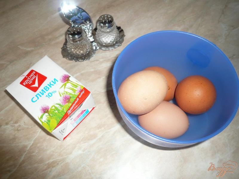 Фото приготовление рецепта: Пышный омлет со сливками шаг №1